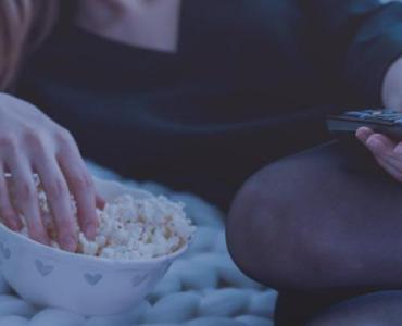 Domowe kino rodzinne z popcornem: jak zorganizować idealny wieczór filmowy w domu