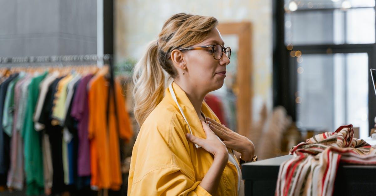 Moda a presja społeczna na kobiety: jak uwolnić się od dyktatu trendów i budować własny styl