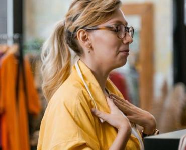Moda a presja społeczna na kobiety: jak uwolnić się od dyktatu trendów i budować własny styl
