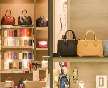 Modne kolory torebek: jakie barwy królują w tym sezonie i jak je stylizować?