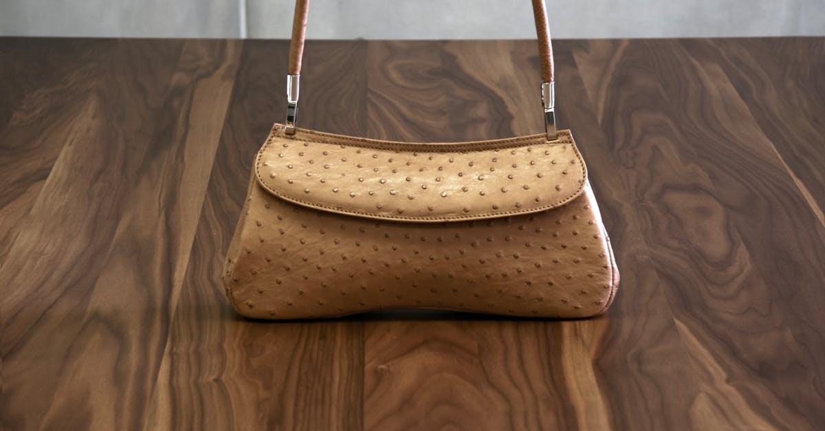 Torebka bagietka: jak nosić kultowy model i z czym go stylizować?