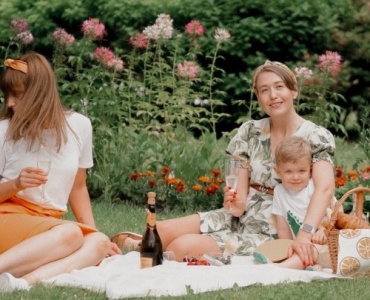 Rodzinne pikniki w salonie: pomysły, gry i przepisy na wyjątkowy czas razem