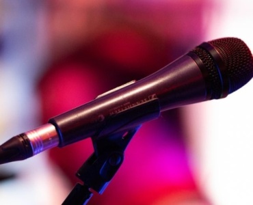 Domowe karaoke z dziećmi: pomysły na zabawę, listy piosenek i wskazówki sprzętowe